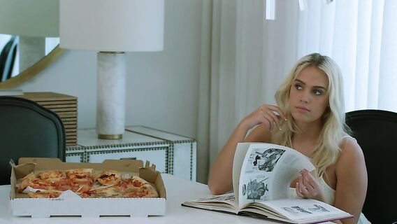 Оттрахал юную фигуристую соседку и посмотрел как она ест сперму